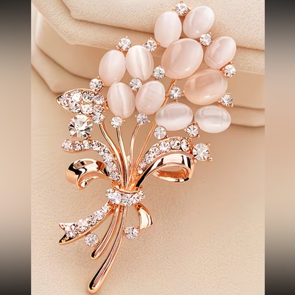 Jewelry - Elegant Rose Gold Floral Brooch nwt